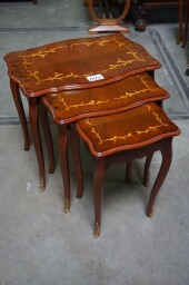 Gigogne stoly